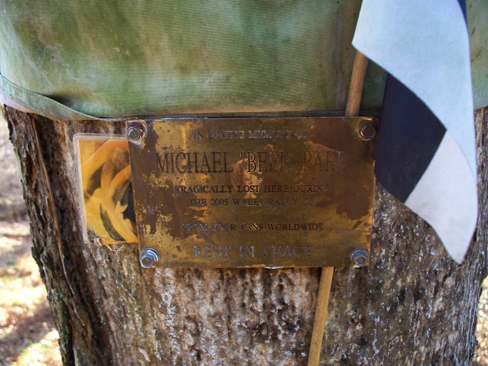 Мемориальная табличка на месте гибели Майкла Парка в Уэльсе